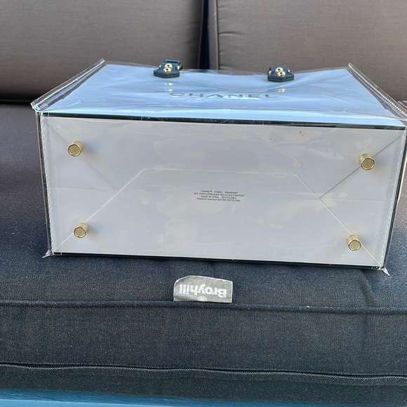 CHANEL Vinyl Crossbody - Picture 8 of 13